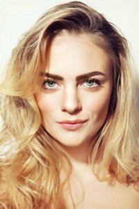 Smiling woman with warm-toned dirty blonde hair