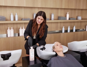 KS_MB2023_Brand_InSalonShot_Basin_Shampooing_03-s-desktop-528×406