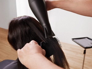 KS_MB2023_Brand_InSalonShot_Chair_BlowDry_02-s-tablet-437×328