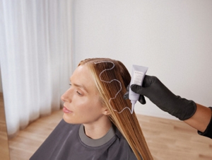 KS_MB2023_Brand_InSalonShot_KeratinTreatment_Application_Serum_01-s-tablet-437×328