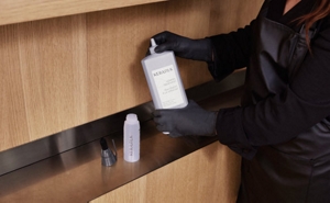 KS_MB2023_Brand_InSalonShot_KeratinTreatment_Prep_ApplicatorBottle-s-mobile-582×357