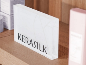 KS_MB2023_Brand_InSalonShot_Merchandise_LogoDisplay_02-s-tablet-437×328