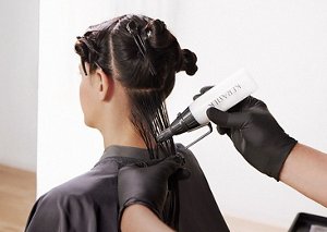 KS_MB2023_Brand_InSalonShot_KeratinTreatment_Application_ApplicatorBottle