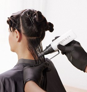 KS_MB2023_Brand_InSalonShot_KeratinTreatment_Application_ApplicatorBottle