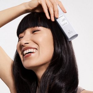 KS_MB2023_Brand_Keyvisual_Styling_Gigi_FlatIronSpray_01_IE_ECOM