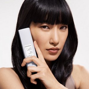 KS_MB2023_Brand_Keyvisual_Styling_Gigi_FlatIronSpray_02_AS_ECOM