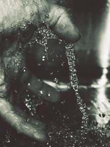 2.0_KMS-HAIR_header_Co-washing_hand_water