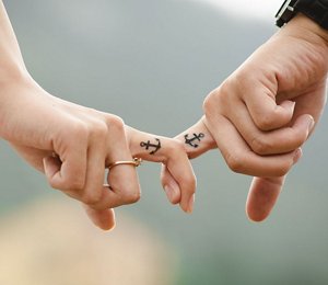 KMS-HAIR_style_magazine_tiny-tattoo_anchor_hands