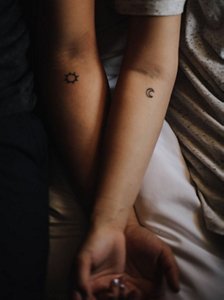 KMS-HAIR_style_magazine_tiny-tattoo_sun_moon