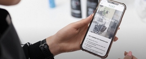 Kao Pro Shop open on a smartphone, held in the hand of a stylist