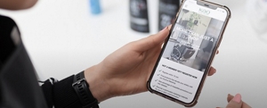Kao Pro Shop open on a smartphone, held in the hand of a stylist