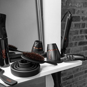 VARIS Lockenstab und andere Haarstylingprodukte vor einem Spiegel