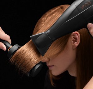 Rotes Haar einer Frau wird mit SB2 Föhn und Bürste gestylt