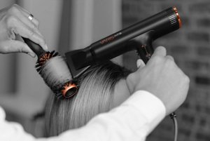 Haar wird mit VARIS AIRQ Föhn und Bürste gestylt