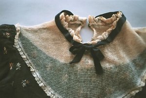 画像：いわさきちひろの愛用品 花柄とレース・リボンがあしらわれた洋服