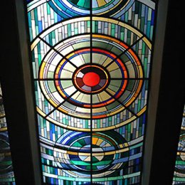 画像：カネボウ化粧品中央教育センターのステンドグラスの天窓。