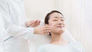 画像：お肌に化粧品を塗布しチェックをしているイメージ