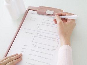 画像：アンケートに記入しているイメージ