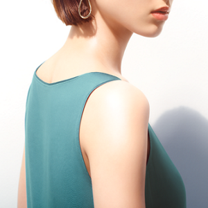 デコルテ・うなじまで全身ツヤ肌仕上げ