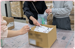 コスメを梱包している写真