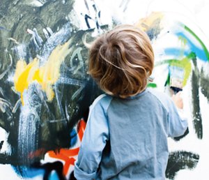 使用從開發過程中未商業化的彩妝品中回收再製的顏料進行的體驗型藝術活動