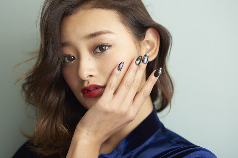 Kateで簡単セルフネイル ラメを散りばめたクールなネイルアート 美ビッドスマイル カネボウ化粧品