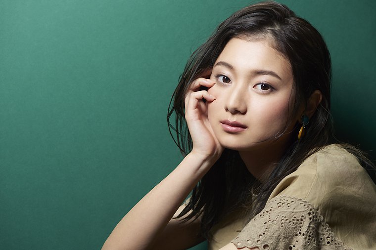 美人メイク術 丸顔 面長 やせ顔3つの顔型別チークの入れ方 美ビッドスマイル カネボウ化粧品
