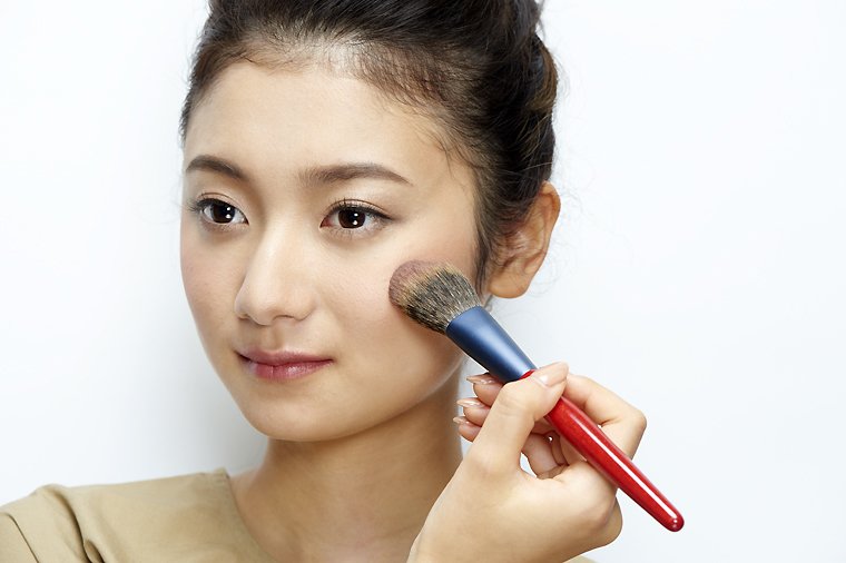美人メイク術 丸顔 面長 やせ顔3つの顔型別チークの入れ方 美ビッドスマイル カネボウ化粧品
