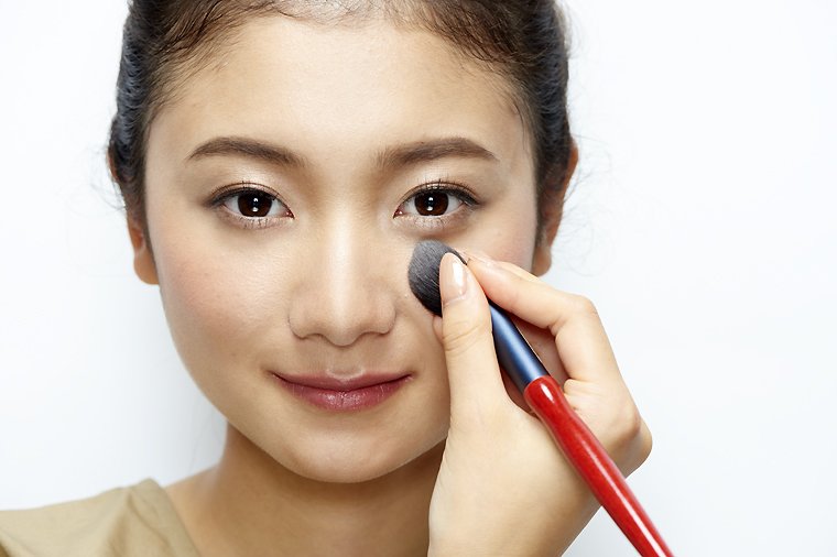 美人メイク術 丸顔 面長 やせ顔3つの顔型別チークの入れ方 美ビッドスマイル カネボウ化粧品