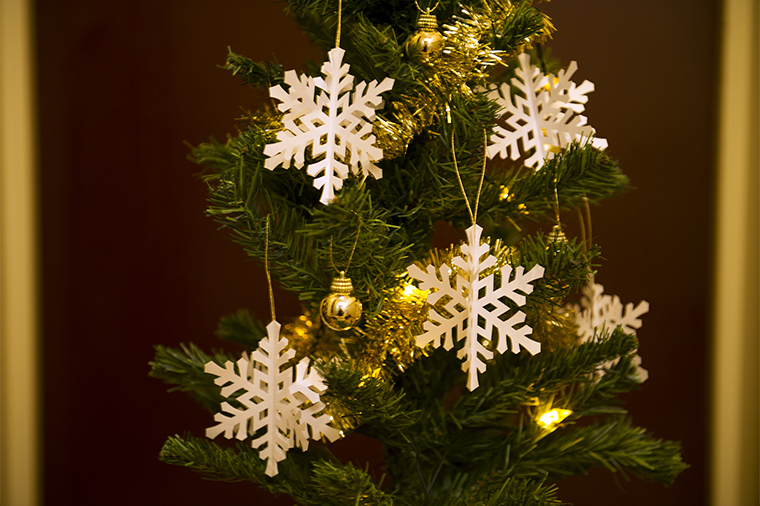 切り紙で手作りするクリスマスツリー飾り 雪の結晶オーナメント 美ビッドスマイル カネボウ化粧品