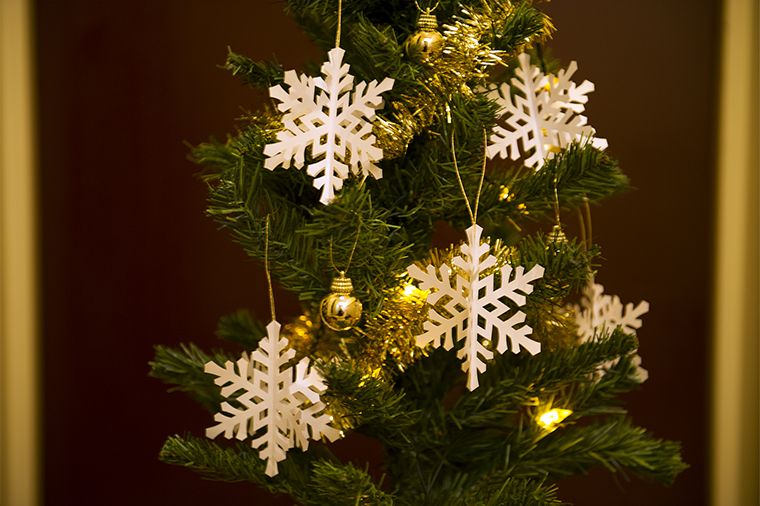 切り紙で手作りするクリスマスツリー飾り 雪の結晶オーナメント 美