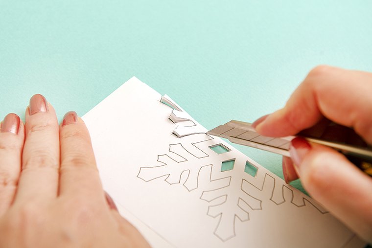 切り紙で手作りするクリスマスツリー飾り 雪の結晶オーナメント 美ビッドスマイル カネボウ化粧品