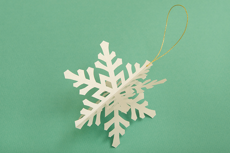 切り紙で手作りするクリスマスツリー飾り 雪の結晶オーナメント 美ビッドスマイル カネボウ化粧品