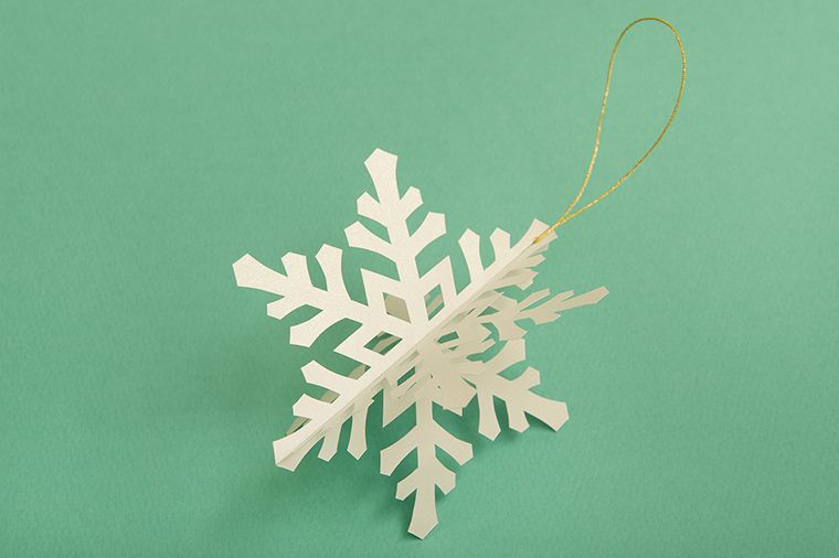 切り紙で手作りするクリスマスツリー飾り 雪の結晶オーナメント 美