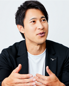 インタビュー中の飯塚翔太選手