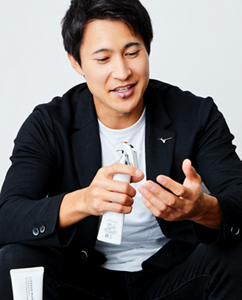 スキンメインテナイザーを手に取る飯塚翔太選手