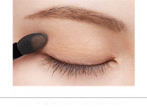 STEP 1 チップにAをとり、Ⓐの部分の上まぶたと下まぶた全体に塗り広げます。