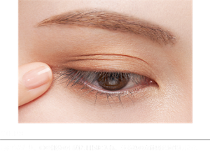 STEP 3 指にCをとり、Ⓒの部分の目頭と目尻に入れ、うるみの立体感を演出します。