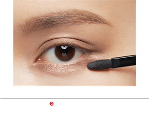 STEP 4 指またはチップの細い方にⒹをとり、下まぶた全体に入れます。