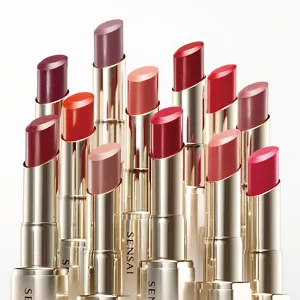 Neck and Decollete Limited Set vor abstraktem rosa Hintergrund