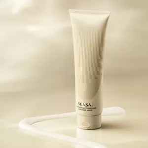Nourishing Conditioner in einer Tube, umhüllt von einem cremefarbenen Band