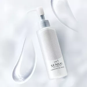 Silky Purifying Cleansing Oil und Creamy Soap werden nebeneinander auf einer weißen Fläche mit stimmungsvoller Beleuchtung gezeigt