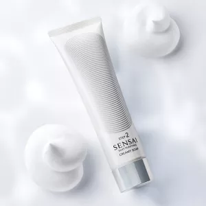 I flaconi di Silky Purifying Cleansing Oil e di Creamy Soap sono accostati su una superficie bianca