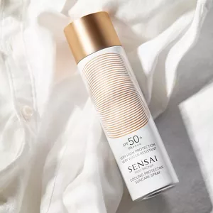 Silky Bronze Cooling Protective Spray-Flasche auf weißem, seidigem Stoff