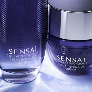 Zbliżenie na Sensai Extra Intensive Lotion i Cream w eleganckich, stylowych opakowaniach.