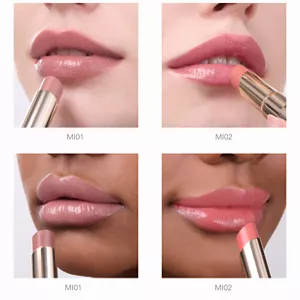 Fyra närbilder som visar appliceringen av MOISTURE INTENSE LIPSTICK i nyanserna MI01 och MI02