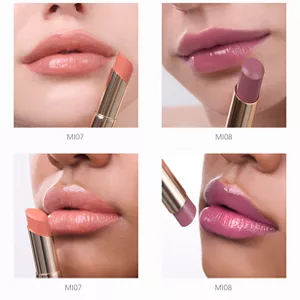 Fyra närbilder som visar appliceringen av MOISTURE INTENSE LIPSTICK i nyanserna MI07 och MI08