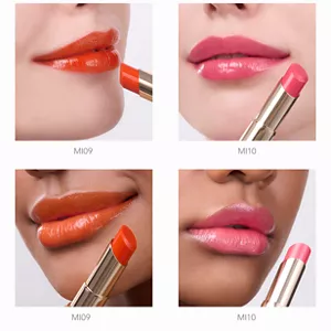 Fyra närbilder som visar appliceringen av MOISTURE INTENSE LIPSTICK i nyanserna MI09 och MI10