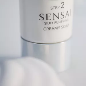 SENSAI Creamy Soap 特写，前景为模糊处理的泡沫