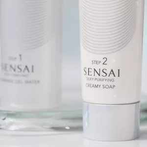 SENSAI Creamy Soap 管身在镜子前的特写